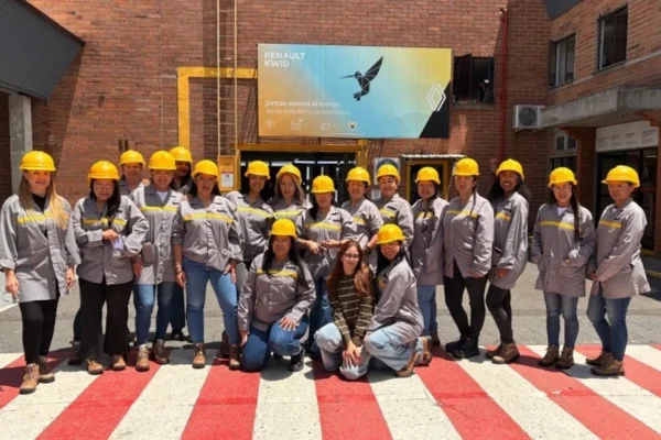 aniversario de Renault: Mujeres con cascos amarillos en Renault.
