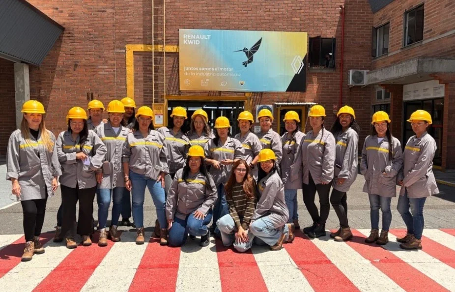 aniversario de Renault: Mujeres con cascos amarillos en Renault.