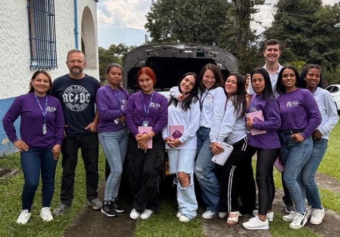 La Fundación Renault celebra 25 años impulsando la inclusión y movilidad social 2 fundacion renault: Grupo de personas en evento de formación automotriz Renault.