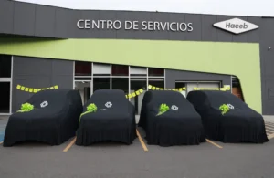 Vehículos Renault cubiertos en centro de servicios.