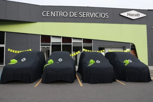 Vehículos Renault cubiertos en centro de servicios.