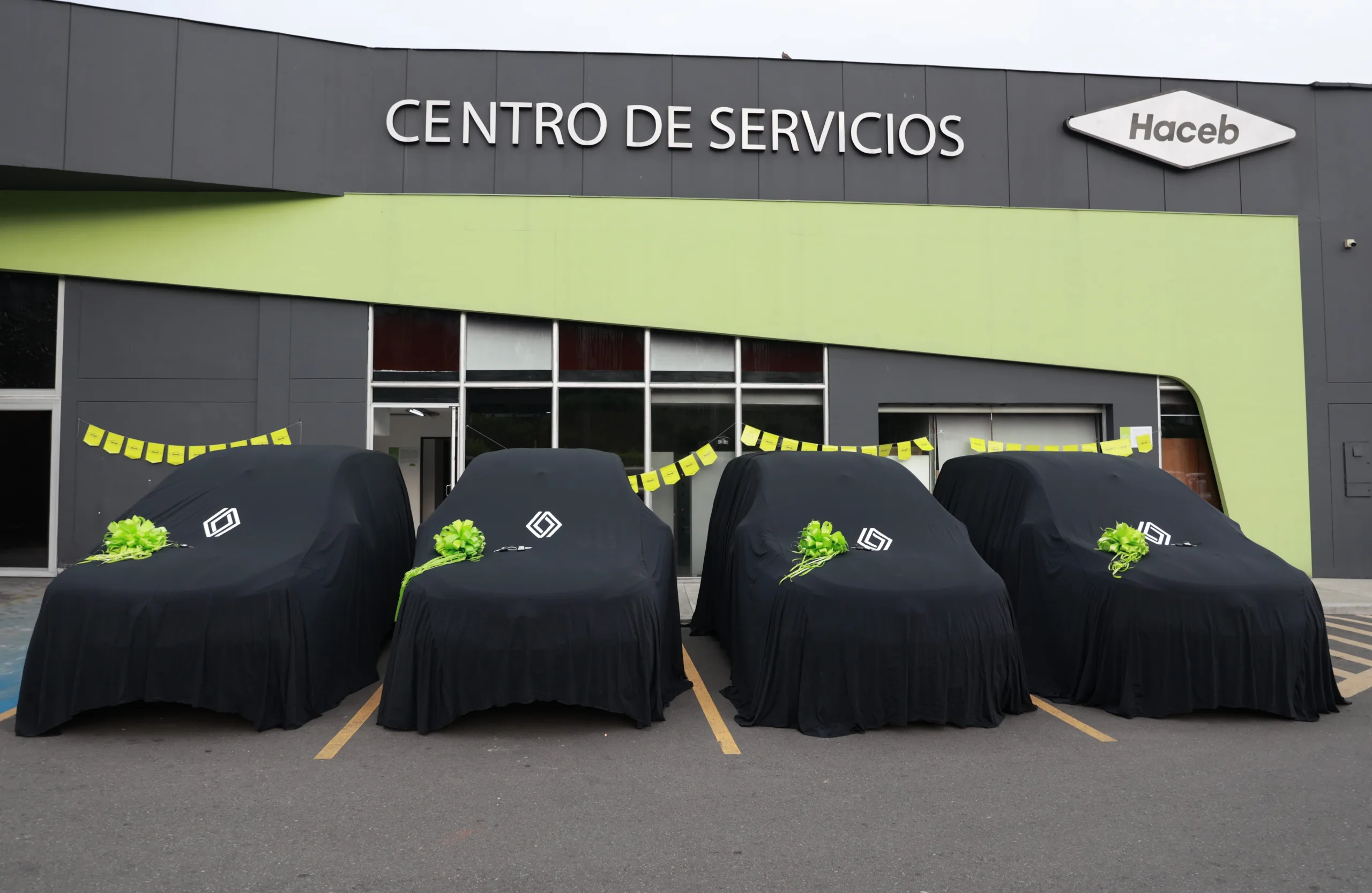Vehículos Renault cubiertos en centro de servicios.