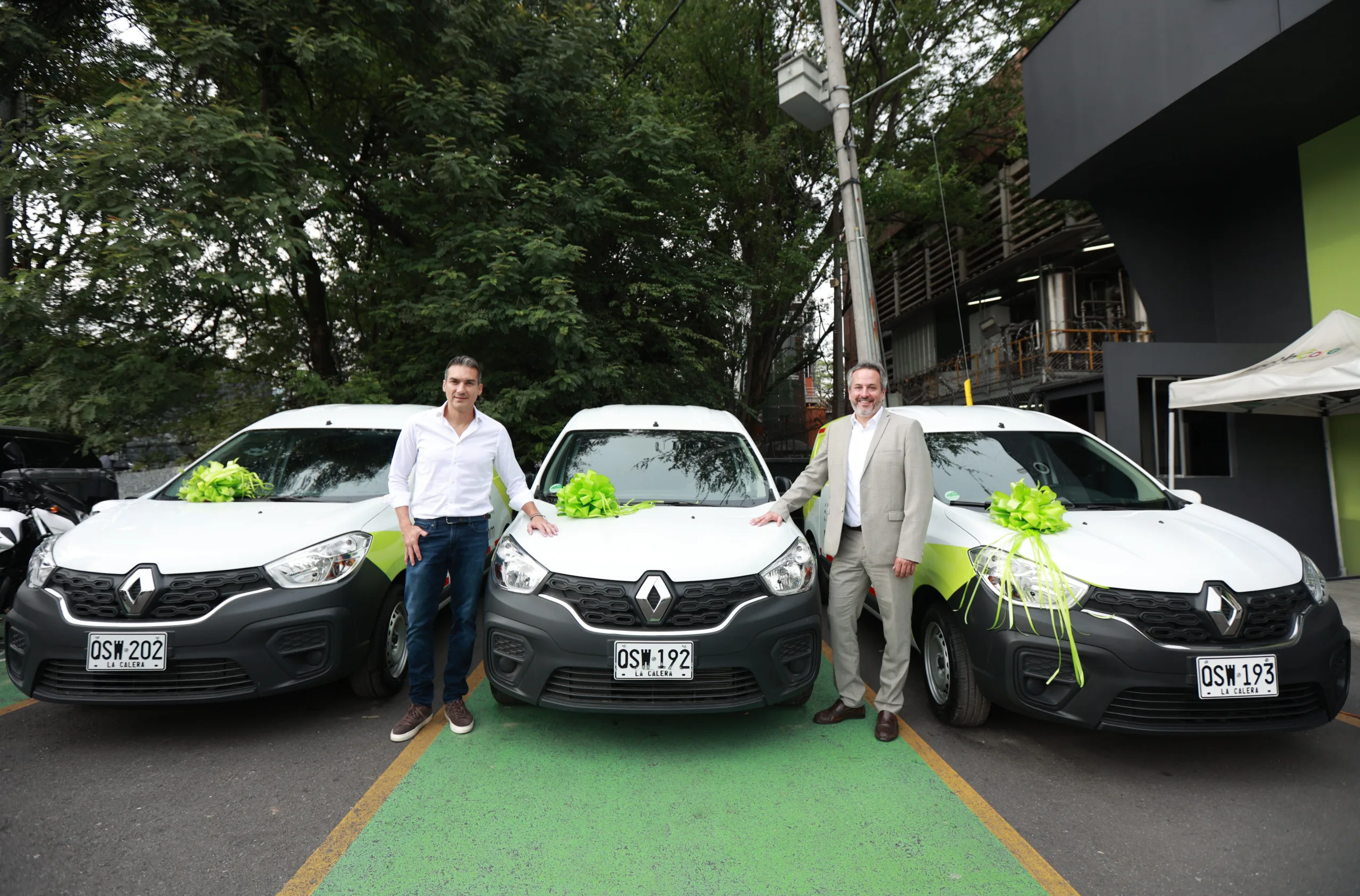 Renault Kangoo con moños verdes en el capó.