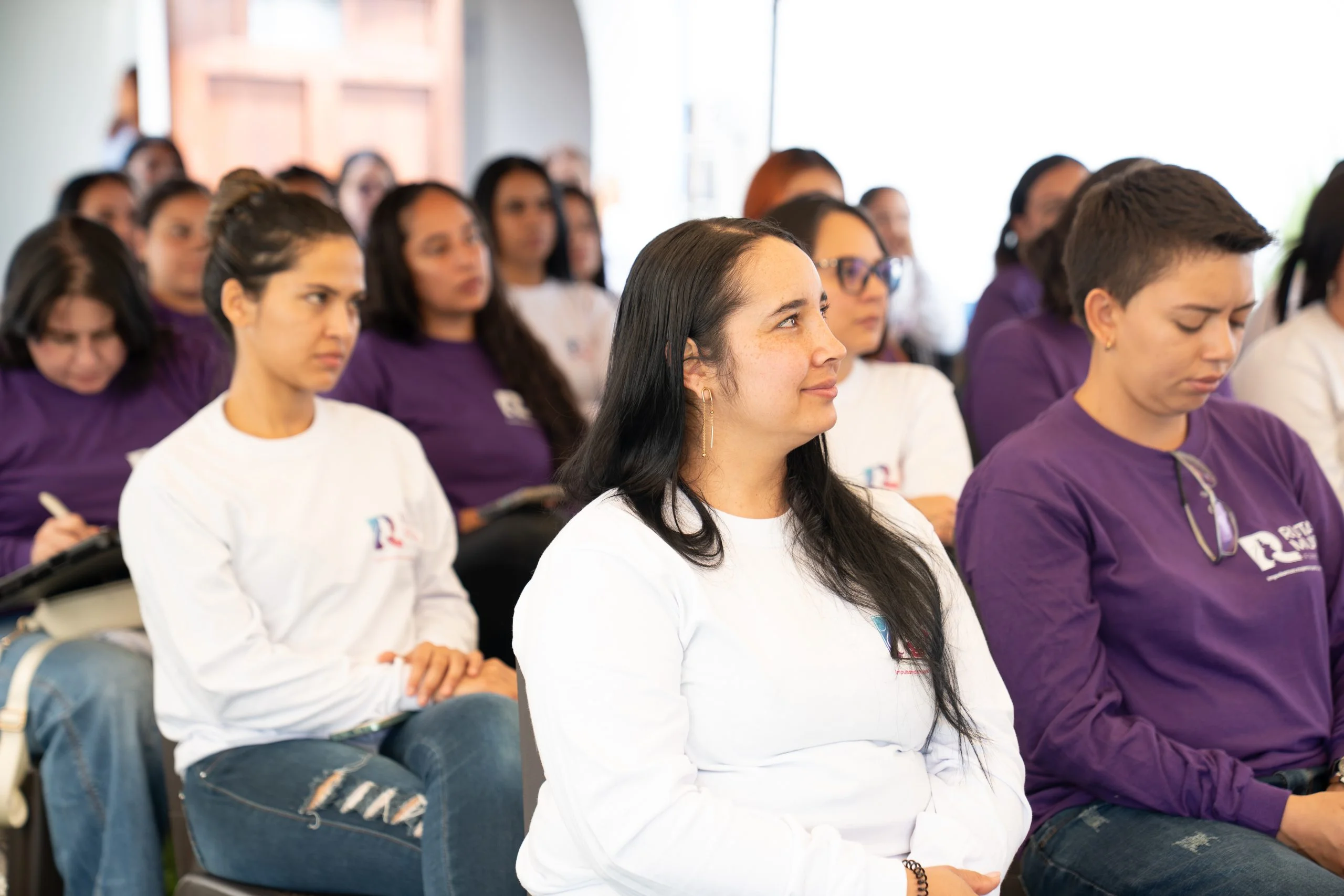 La Fundación Renault celebra 25 años impulsando la inclusión y movilidad social 3 aniversario de Renault: Grupo de mujeres asistiendo a evento de Renault