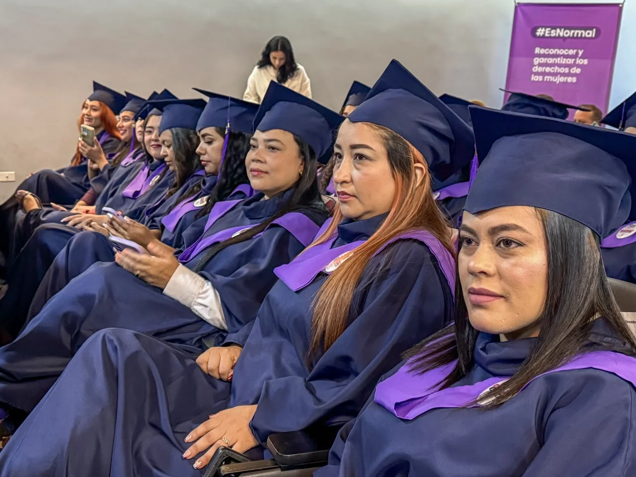 Programa Mujeres al Volante de Renault: 29 antioqueñas alcanzan autonomía económica 3 Renault Mujeres al Volante: Graduandas con togas y birretes