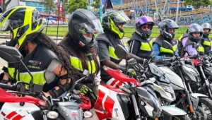 formación de RidePro: Mujeres con cascos en motocicletas RidePro.