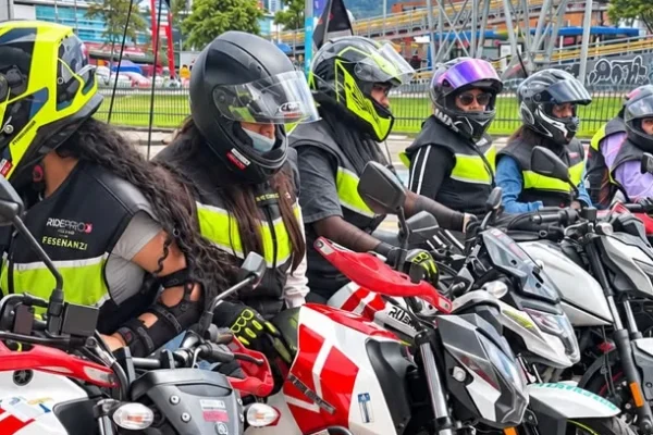 formación de RidePro: Mujeres con cascos en motocicletas RidePro.