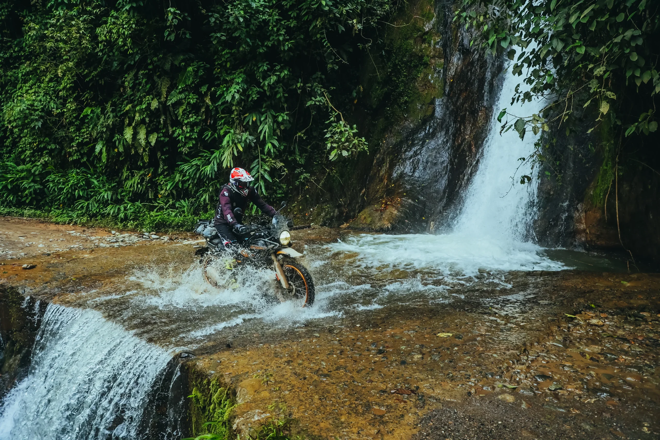 Royal Enfield Rentals & Tours: Royal Enfield atravesando un río en un entorno natural.