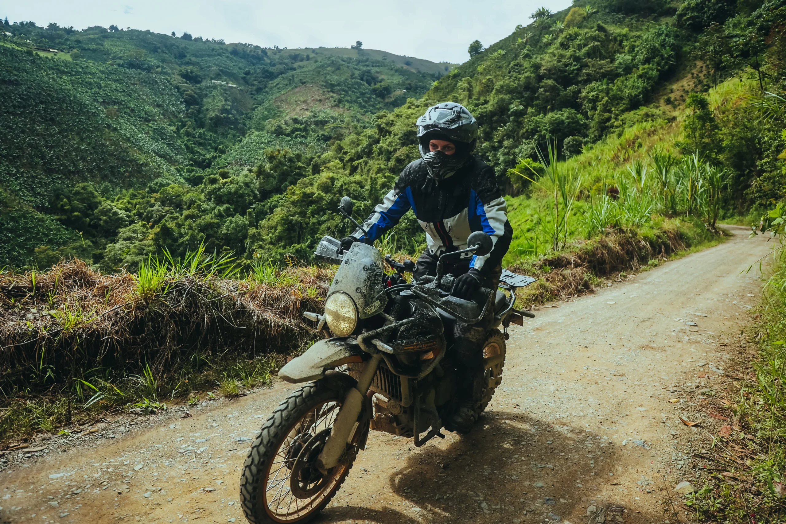Royal Enfield Rentals & Tours: aventura sobre dos ruedas por Colombia y sus paisajes 5 Royal Enfield Rentals & Tours: Motociclista Royal Enfield en camino rural colombiano.