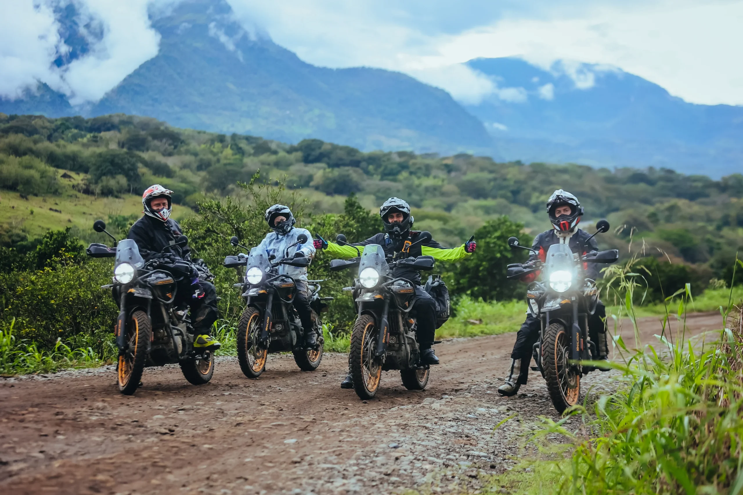 Royal Enfield Rentals & Tours: aventura sobre dos ruedas por Colombia y sus paisajes 3 Royal Enfield Rentals & Tours: Grupo de motociclistas en ruta montañosa