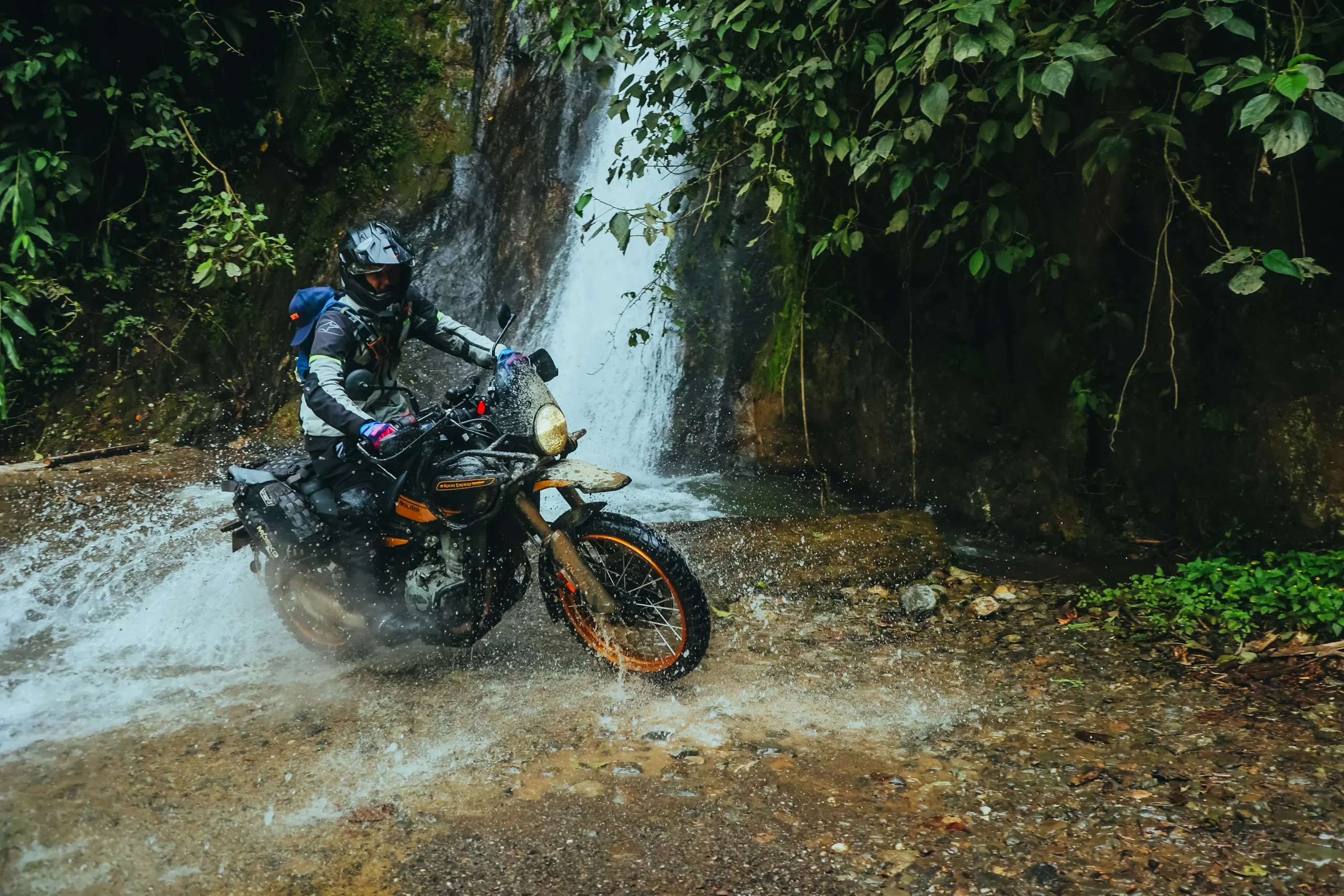 Royal Enfield Rentals & Tours: aventura sobre dos ruedas por Colombia y sus paisajes 8 Royal Enfield Rentals & Tours: Royal Enfield Himalayan sortea un riachuelo en plena jungla.