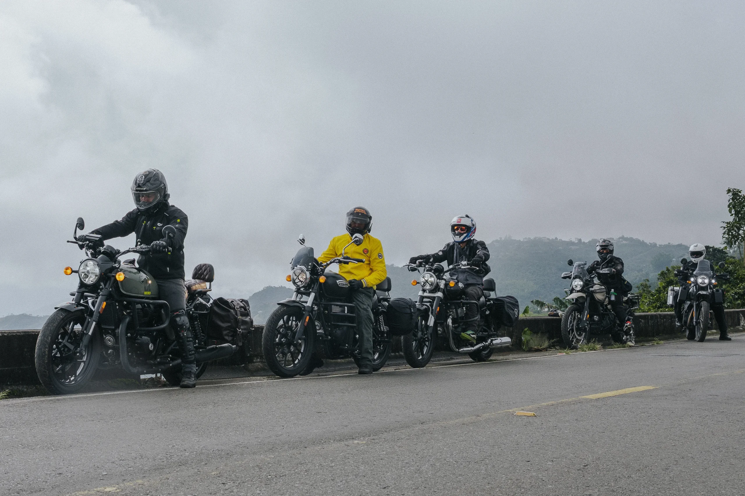 Royal Enfield Rentals & Tours: aventura sobre dos ruedas por Colombia y sus paisajes 2 Royal Enfield Rentals & Tours: Grupo de motociclistas Royal Enfield en ruta