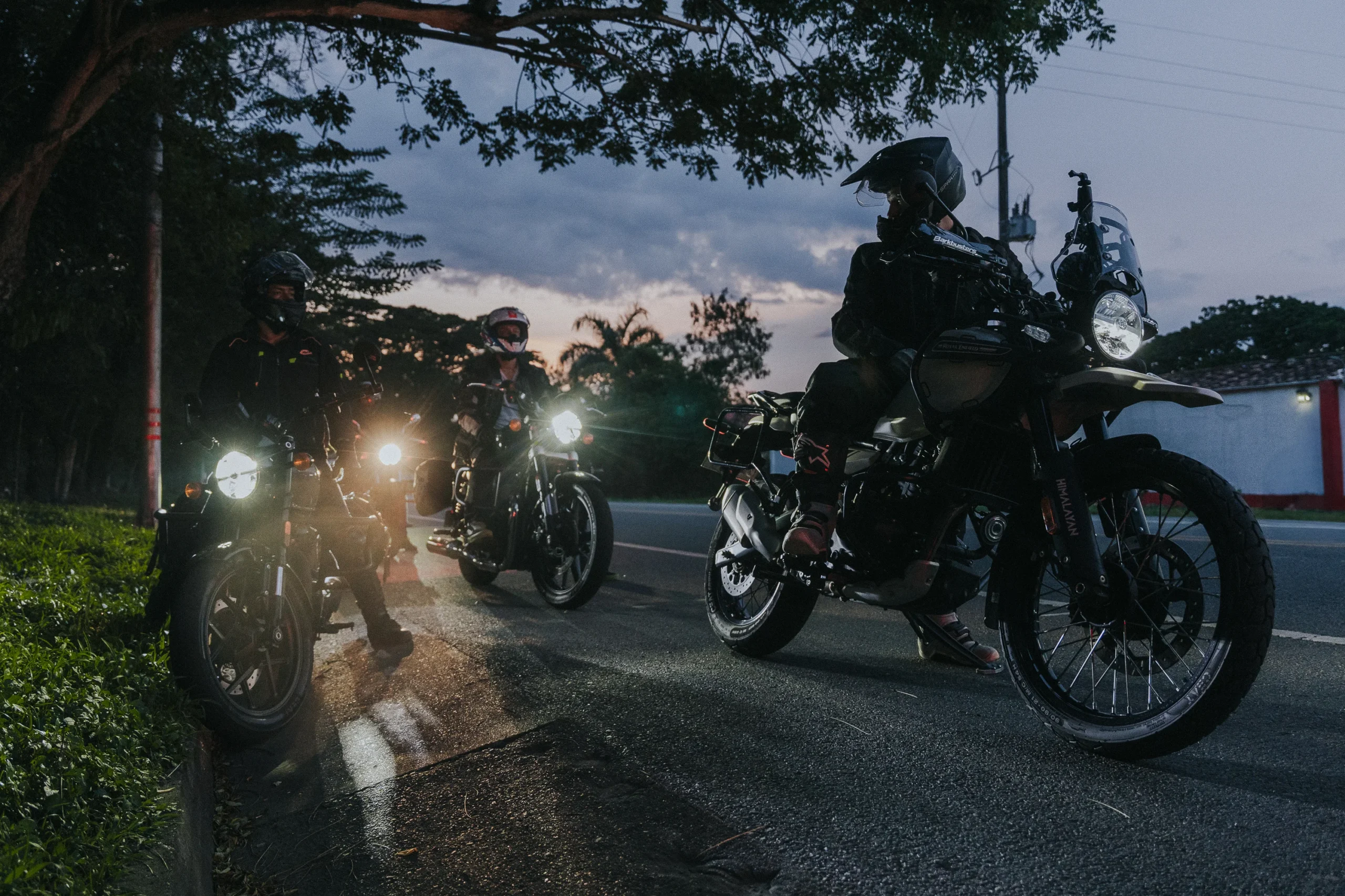 Royal Enfield Rentals & Tours: aventura sobre dos ruedas por Colombia y sus paisajes 6 Royal Enfield Rentals & Tours: Grupo de motociclistas Royal Enfield en ruta nocturna.