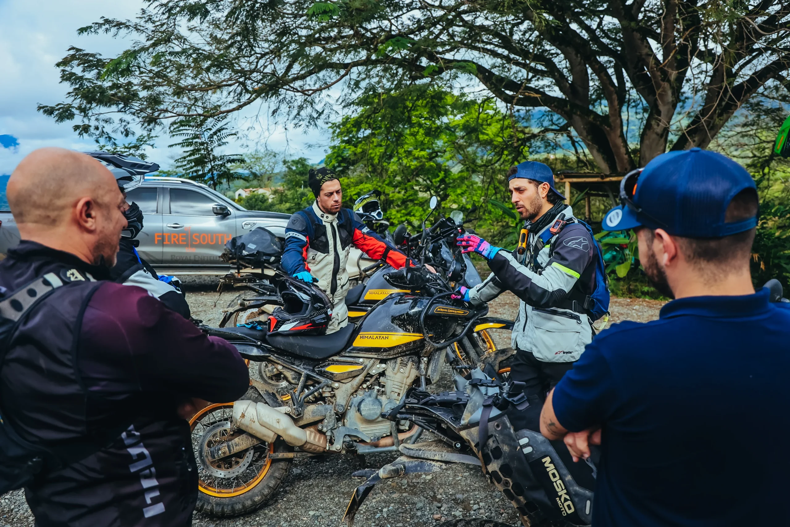 Royal Enfield Rentals & Tours: aventura sobre dos ruedas por Colombia y sus paisajes 10 Royal Enfield Rentals & Tours: Motociclistas y motos Royal Enfield Himalayan en ruta.