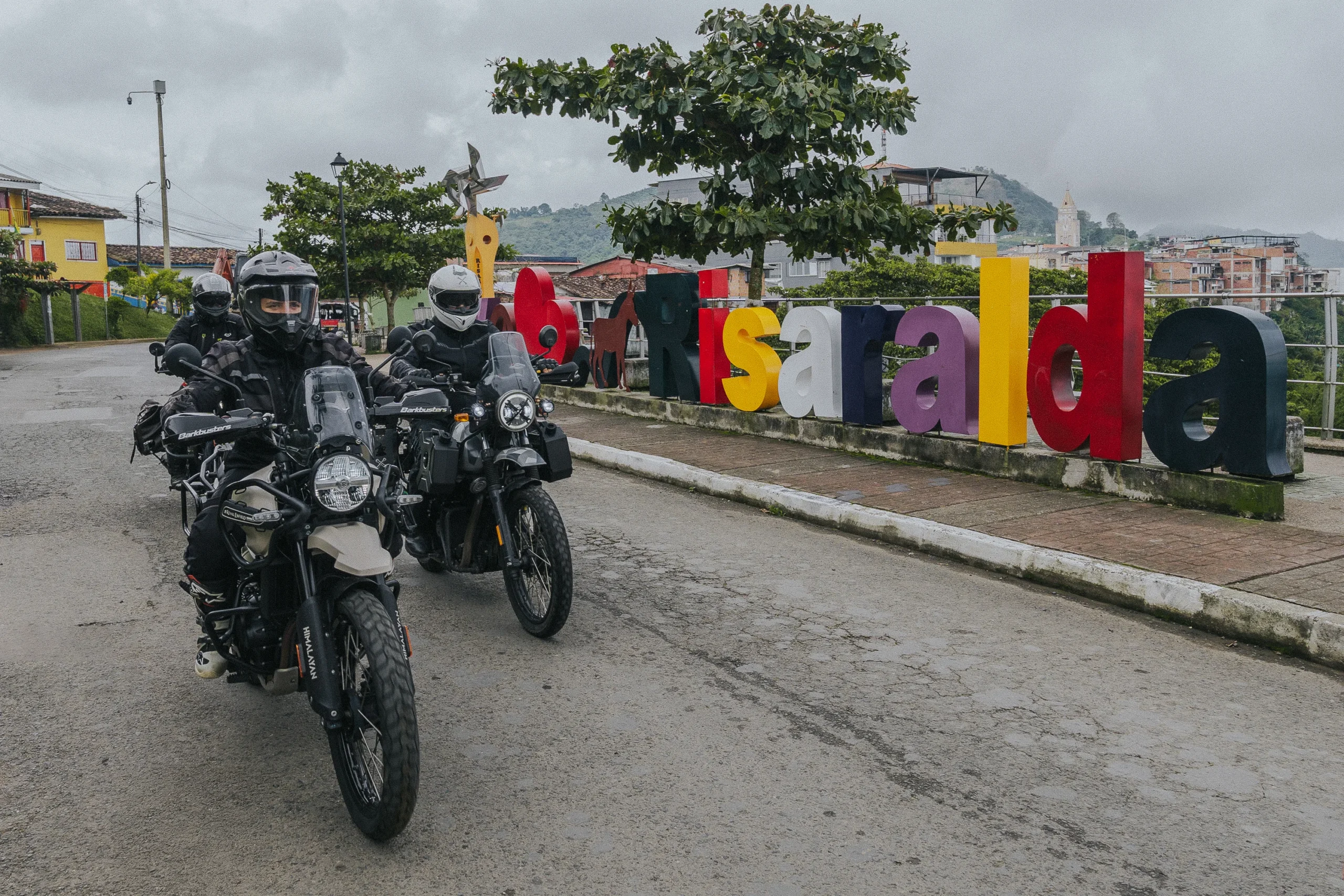 Royal Enfield Rentals & Tours: aventura sobre dos ruedas por Colombia y sus paisajes 4 Royal Enfield Rentals & Tours: Motociclistas Royal Enfield en ruta escénica.
