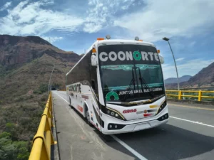 Scania SUPER: Bus Scania Coonorte en puente, paisaje montañoso