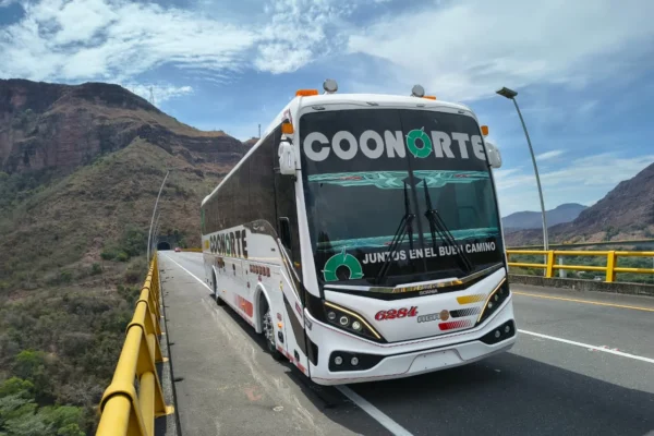 Scania SUPER: Bus Scania Coonorte en puente, paisaje montañoso