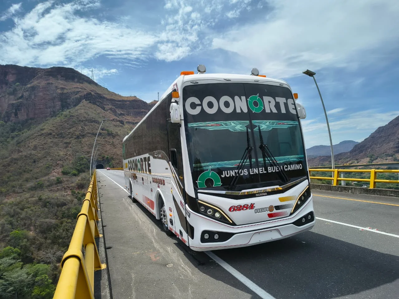 Scania SUPER: Bus Scania Coonorte en puente, paisaje montañoso