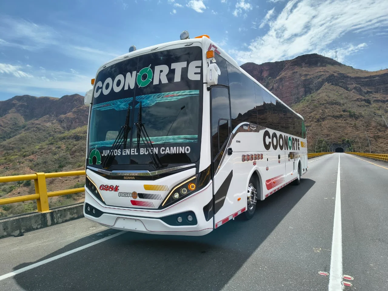 Scania SUPER: revoluciona el transporte intermunicipal en las exigentes rutas colombianas 3 Scania SUPER: Bus Scania Coonorte en carretera montañosa.