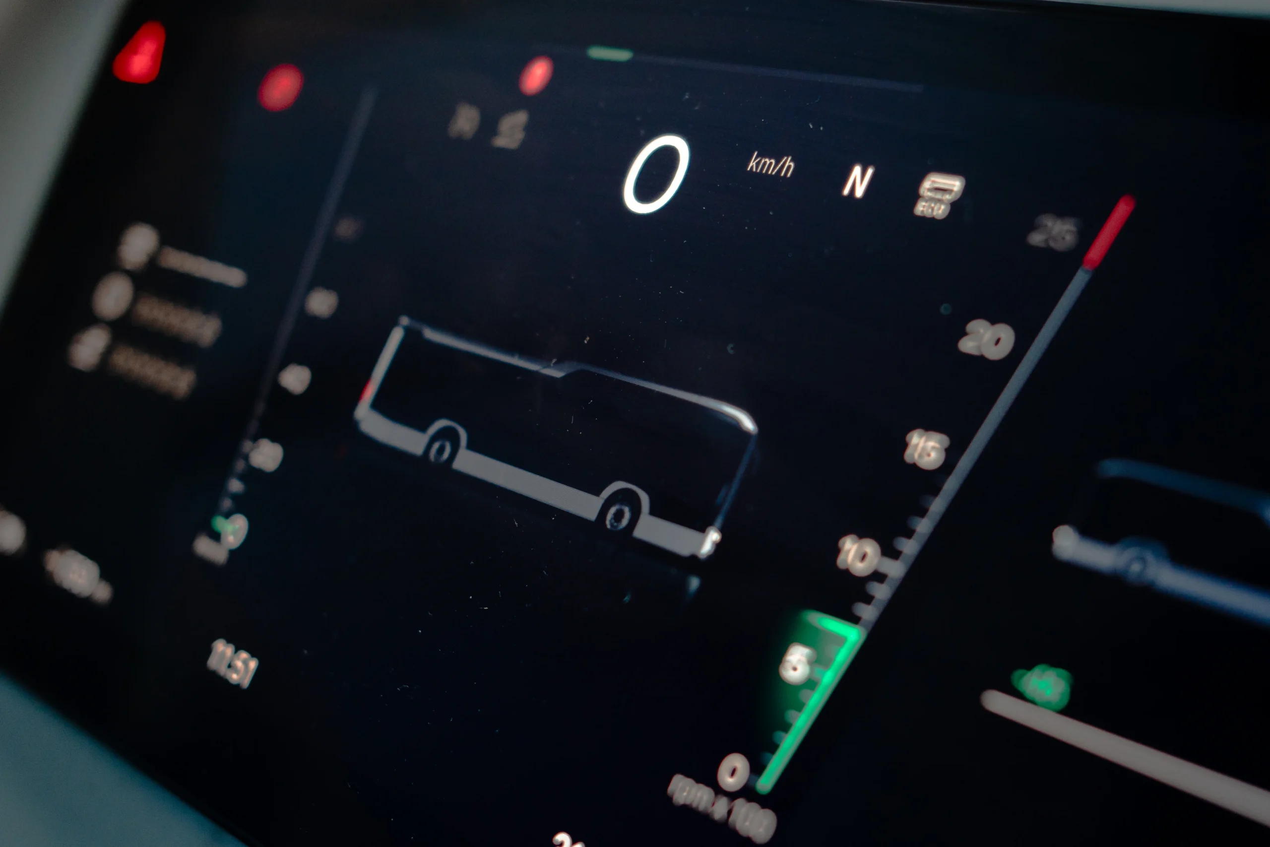Scania SUPER: revoluciona el transporte intermunicipal en las exigentes rutas colombianas 4 Scania SUPER: Panel de instrumentos digital Scania con representación de bus.