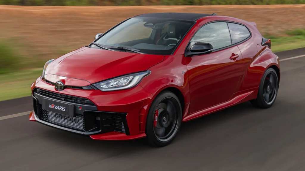 Toyota GR Yaris rojo deportivo en carretera