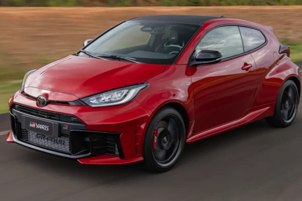 Toyota GR Yaris rojo deportivo en carretera