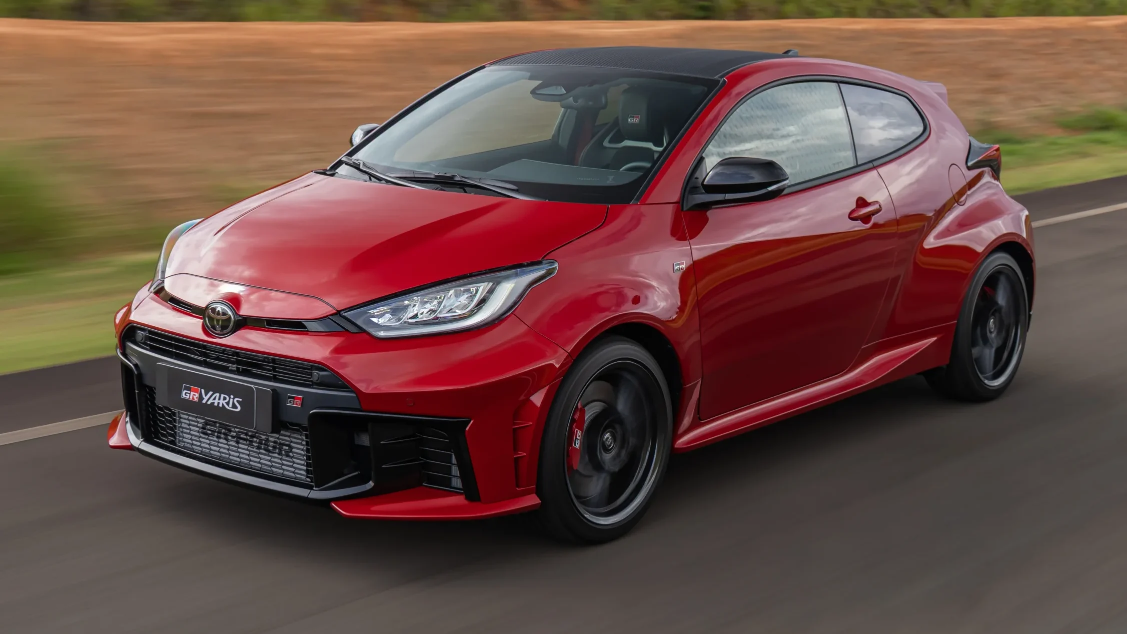 Toyota GR Yaris rojo deportivo en carretera