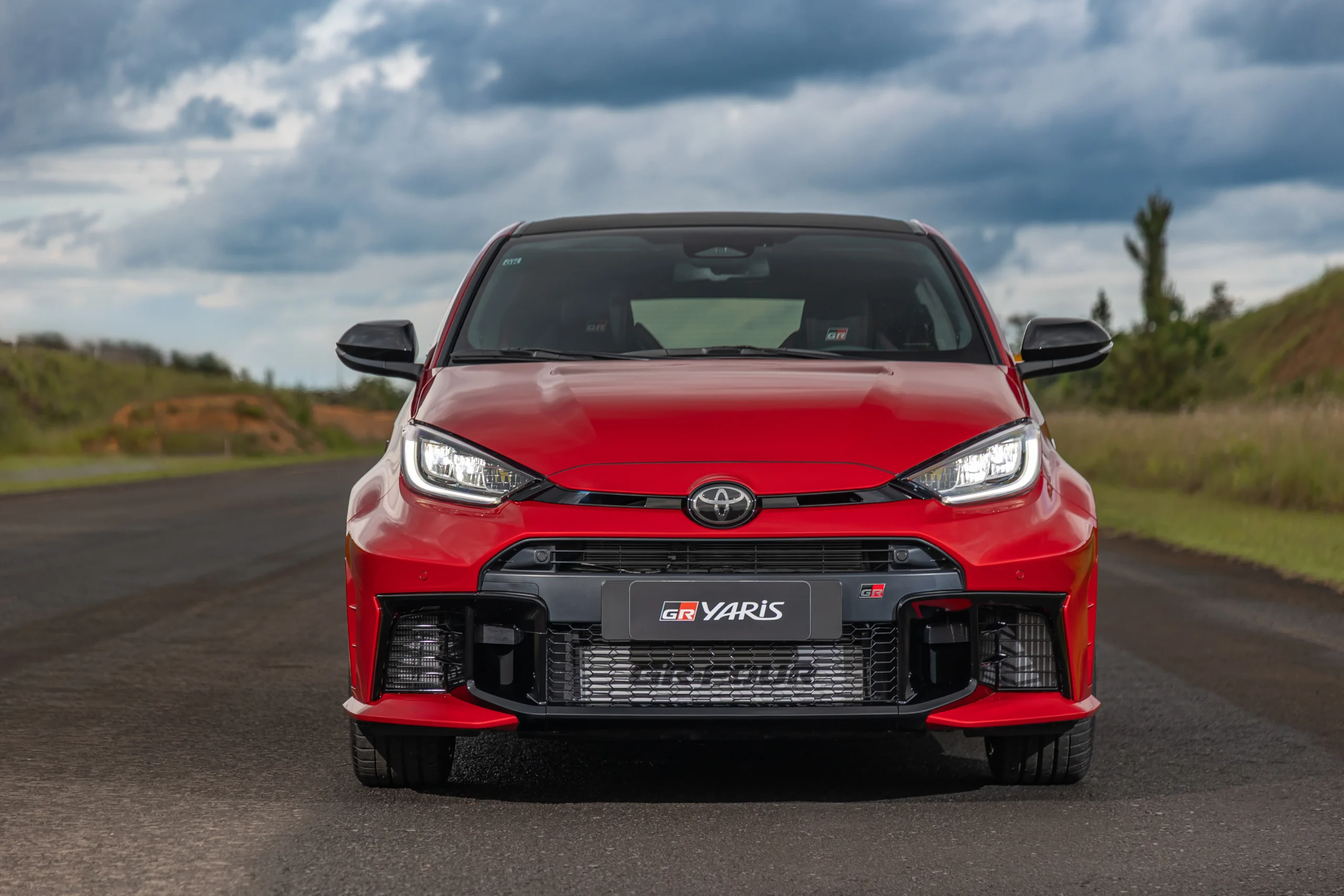 Toyota GR Yaris: la joya de rally llega a Colombia con 296 caballos 2 Toyota GR Yaris frente roja con diseño deportivo.