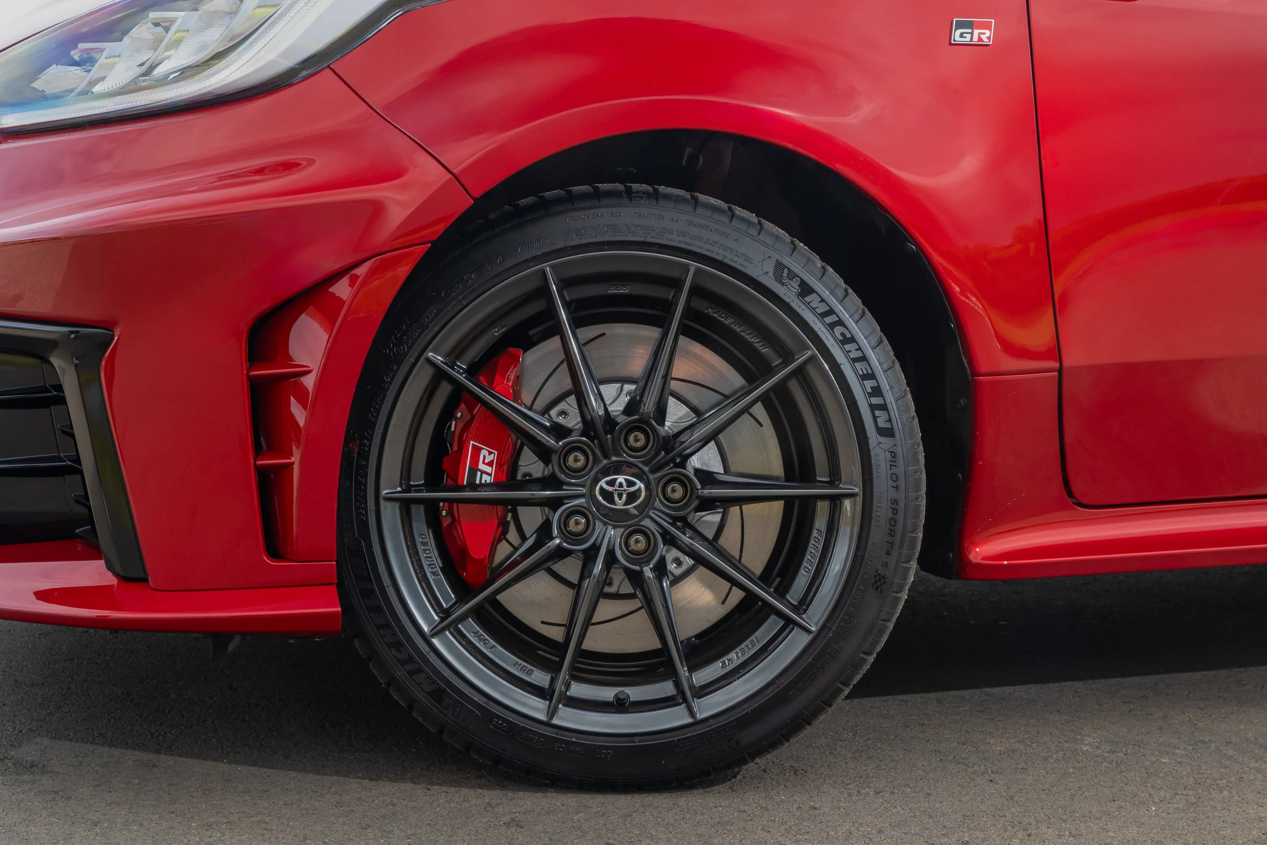 Toyota GR Yaris: la joya de rally llega a Colombia con 296 caballos 4 Detalle de la rueda y frenos del Toyota GR Yaris.
