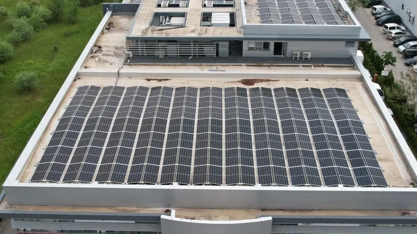 Emisiones de Inchcape: notable reducción global y ruta sostenible en Latam 4 emisiones de Inchcape: Concesionario Toyota con paneles solares en el techo.