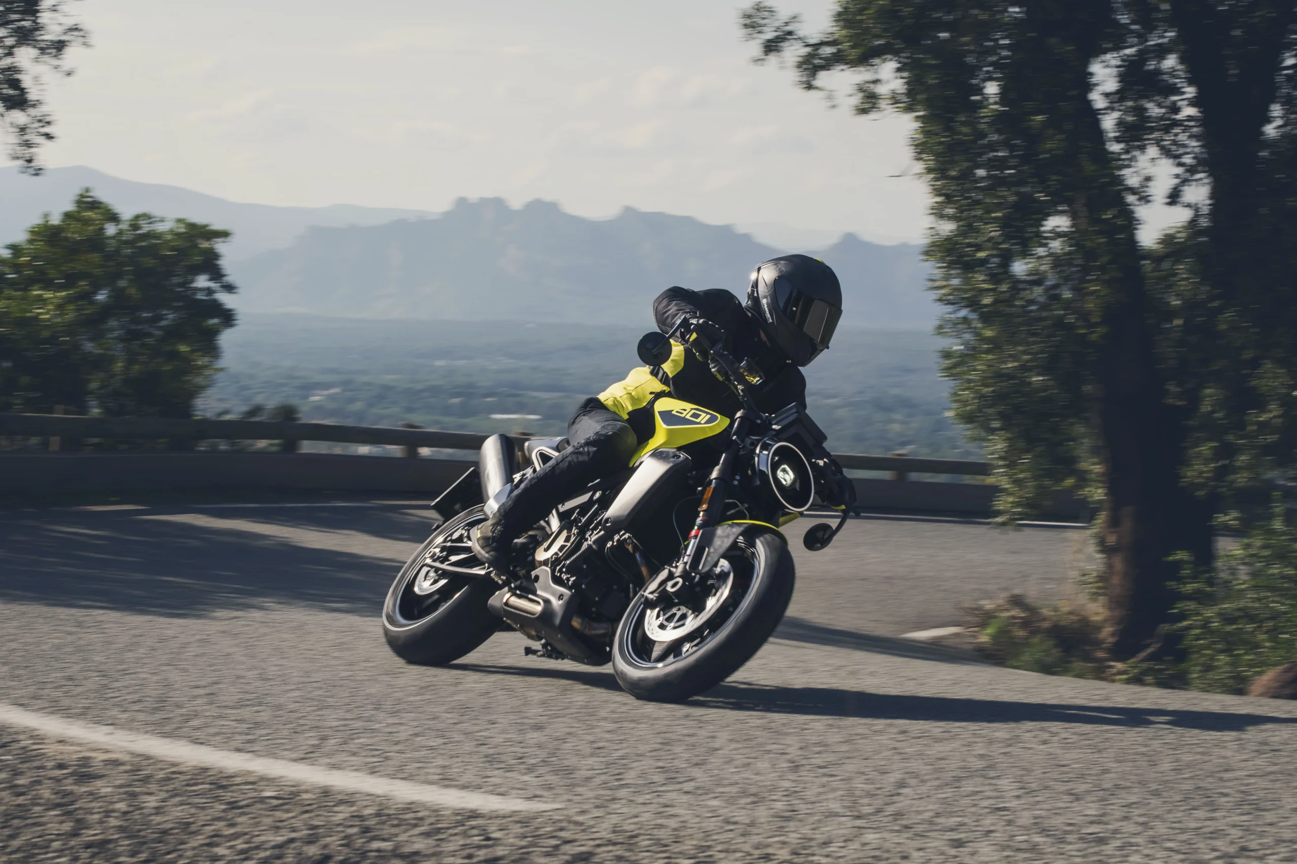 Tecnología en motocicletas: las innovaciones que anticipan riesgos en Colombia 3 tecnología en motocicletas: Motocicleta Vitpilen 801 2025 en acción en carretera.