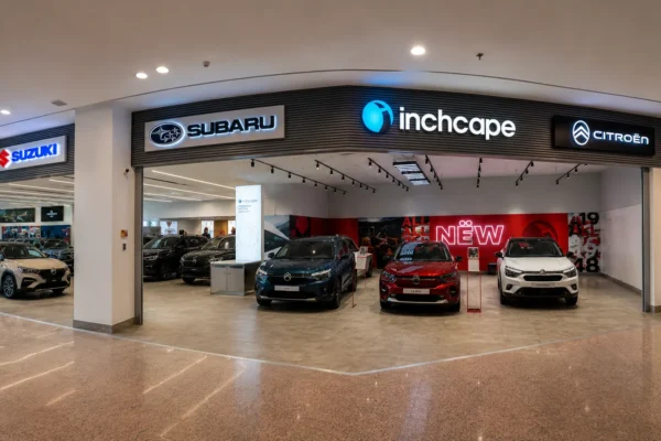Centro de Experiencia de Inchcape: Vitrina automotriz con vehículos nuevos de varias marcas