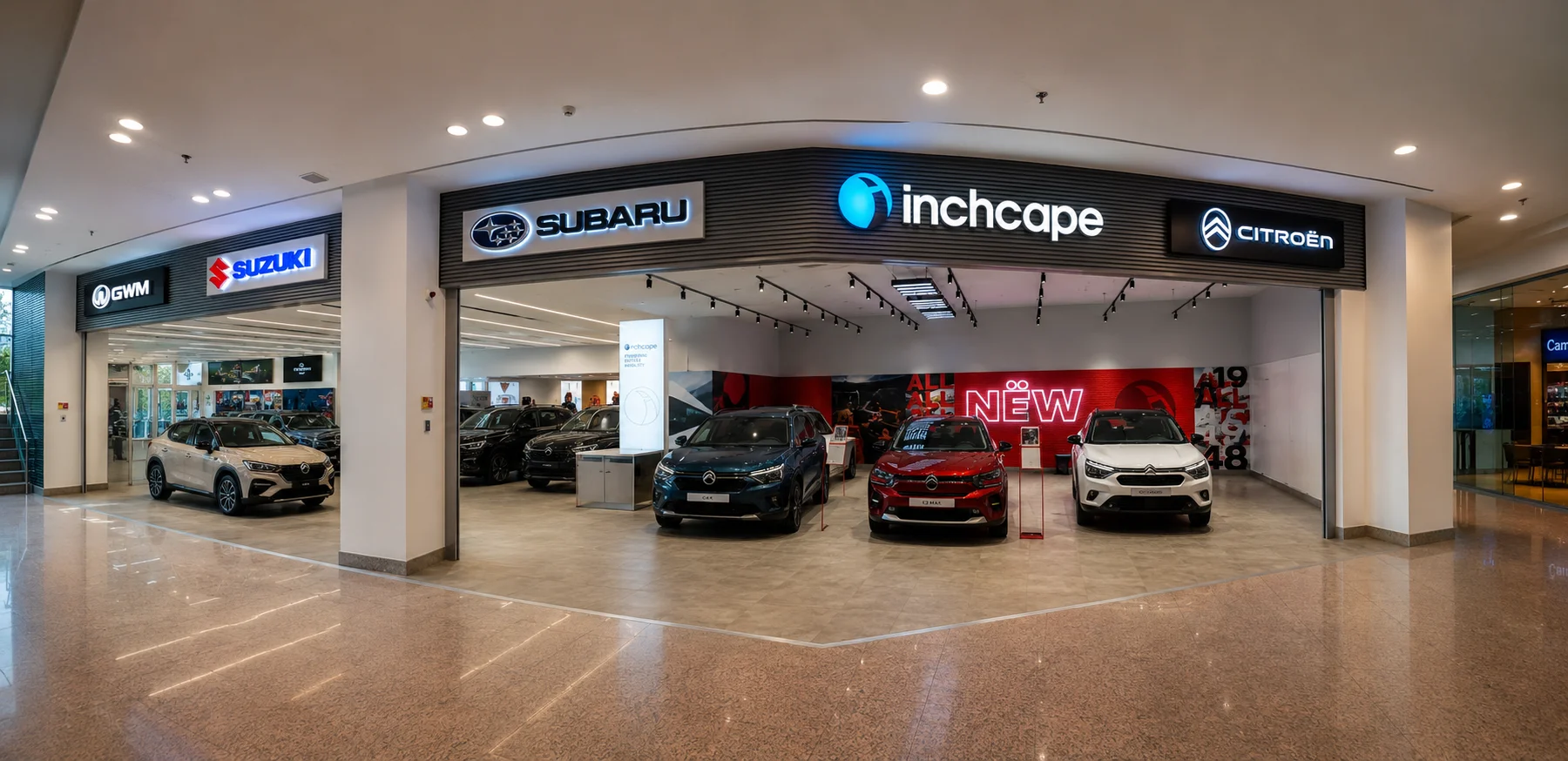 Centro de Experiencia de Inchcape: Vitrina automotriz con vehículos nuevos de varias marcas