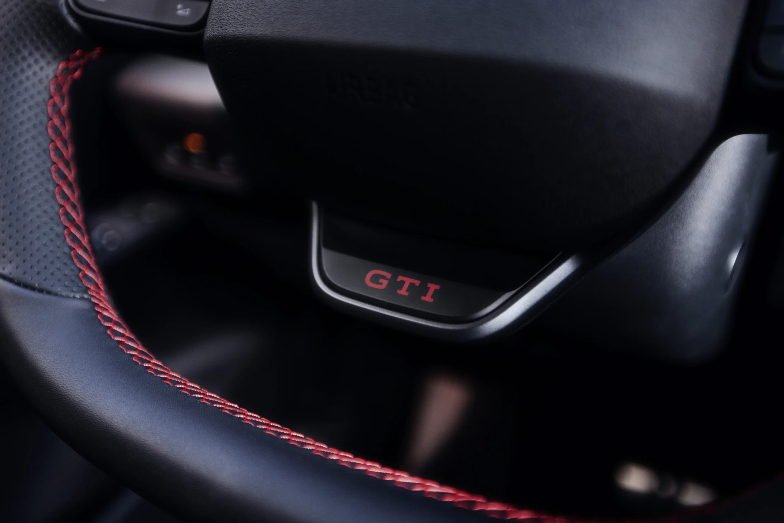 Volkswagen ID.3 GTI: el eléctrico más potente en 50 años de historia GTI 3 Volkswagen ID.3 GTI: Detalle del volante con logo GTI y costuras rojas.