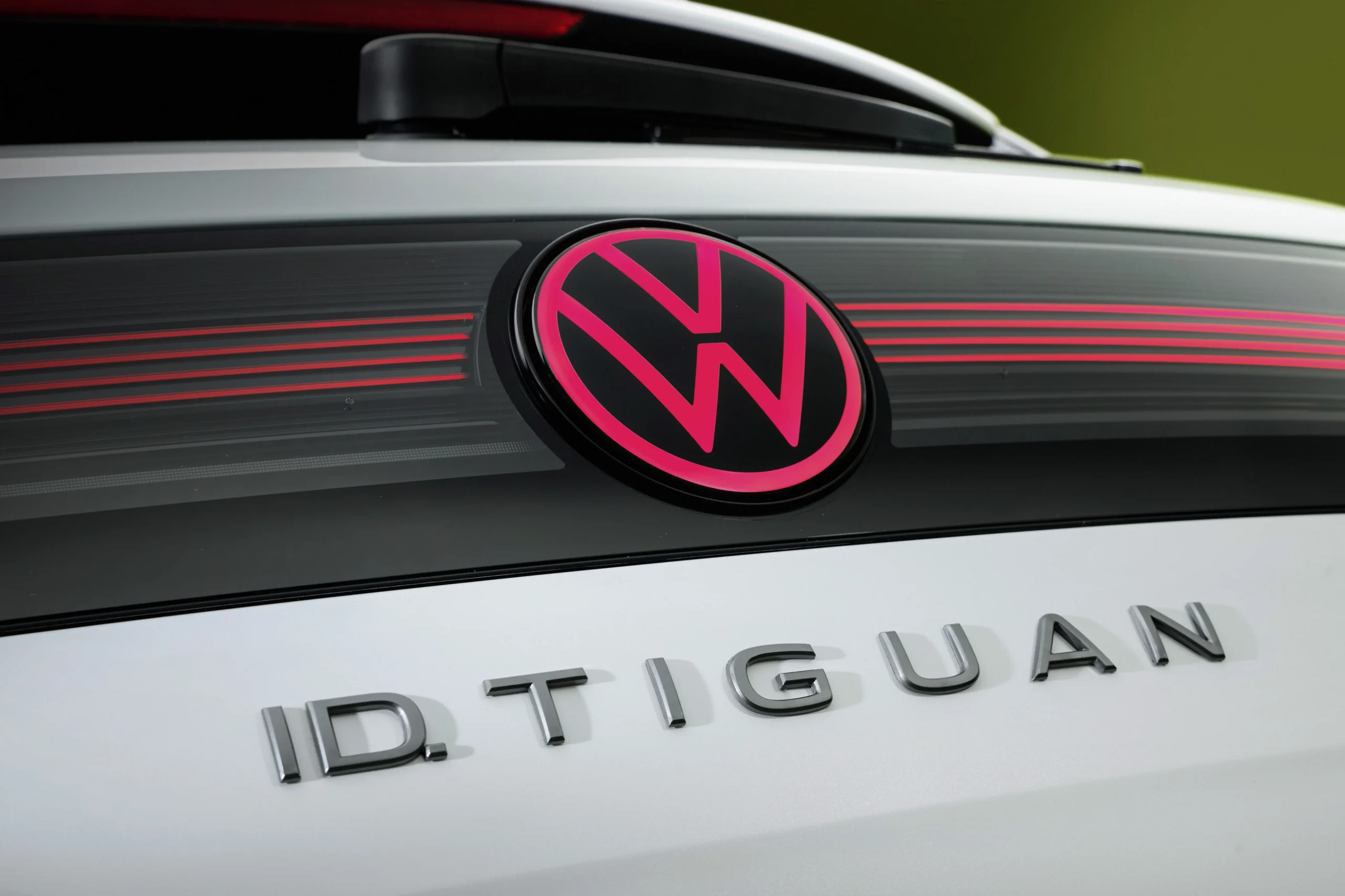 Volkswagen ID. Tiguan: el eléctrico que mantiene un nombre icónico en la movilidad 3 Volkswagen ID. Tiguan: Logo y nombre ID. TIGUAN del nuevo Volkswagen.