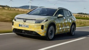 Volkswagen ID. Tiguan camuflado en movimiento.