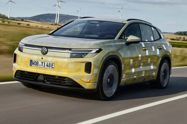Volkswagen ID. Tiguan camuflado en movimiento.