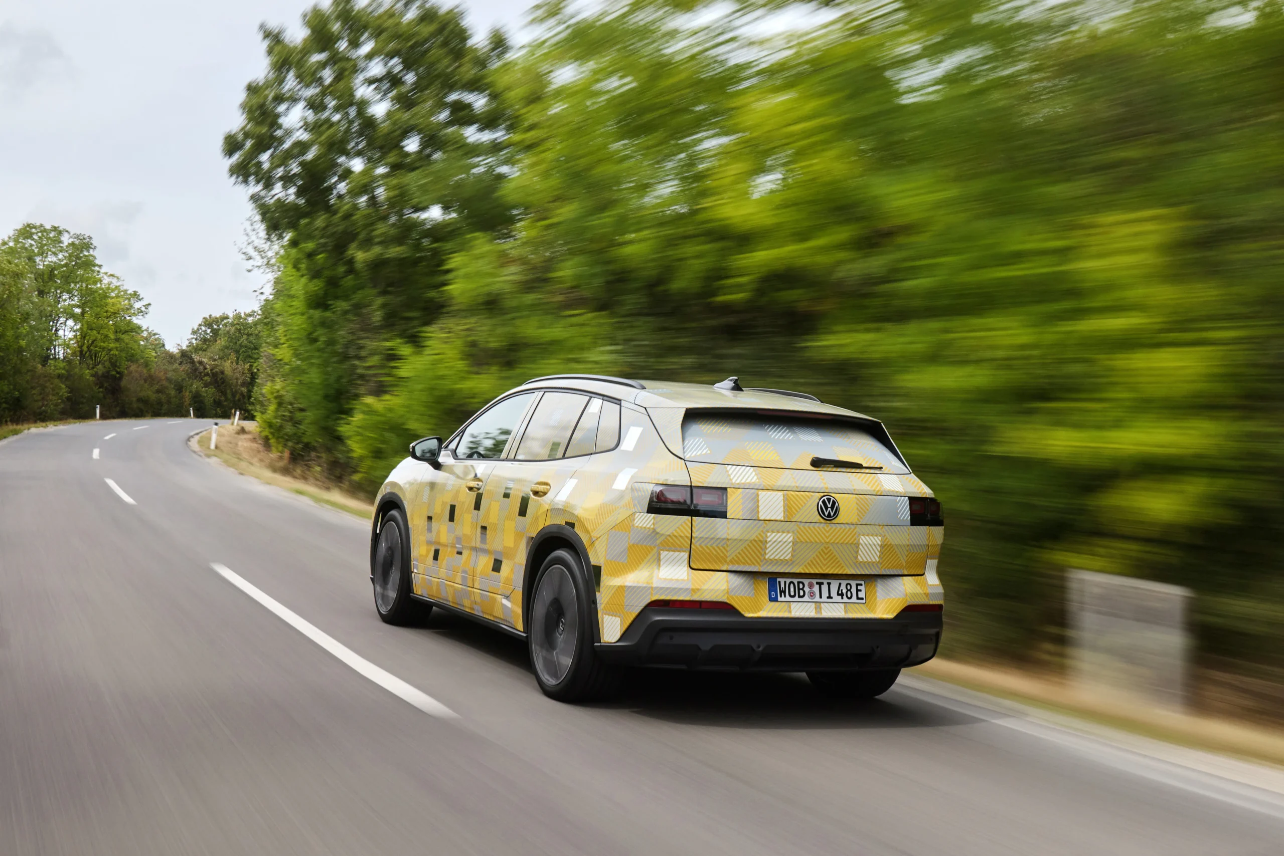 Volkswagen ID. Tiguan: el eléctrico que mantiene un nombre icónico en la movilidad 6 Volkswagen ID. Tiguan camuflado en carretera.