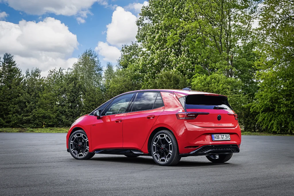 Volkswagen ID.3 GTI: el eléctrico más potente en 50 años de historia GTI 2 Volkswagen ID.3 GTI rojo, vista trasera lateral
