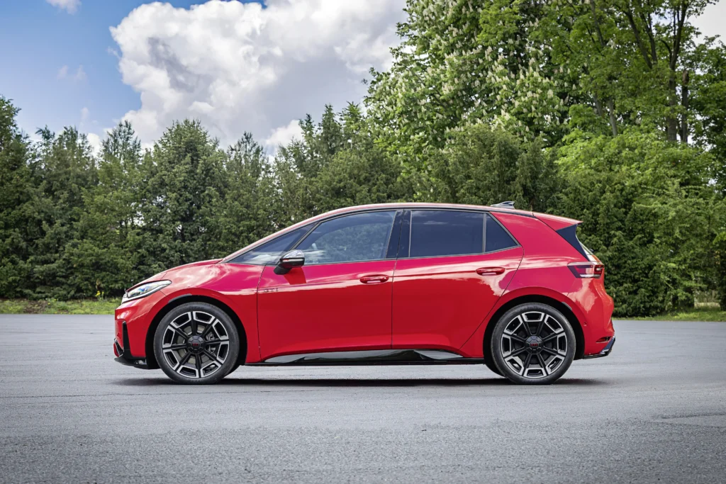 Volkswagen ID.3 GTI: el eléctrico más potente en 50 años de historia GTI 4 Volkswagen ID.3 GTI: Vista lateral de vehículo eléctrico rojo con enfoque en diseño.