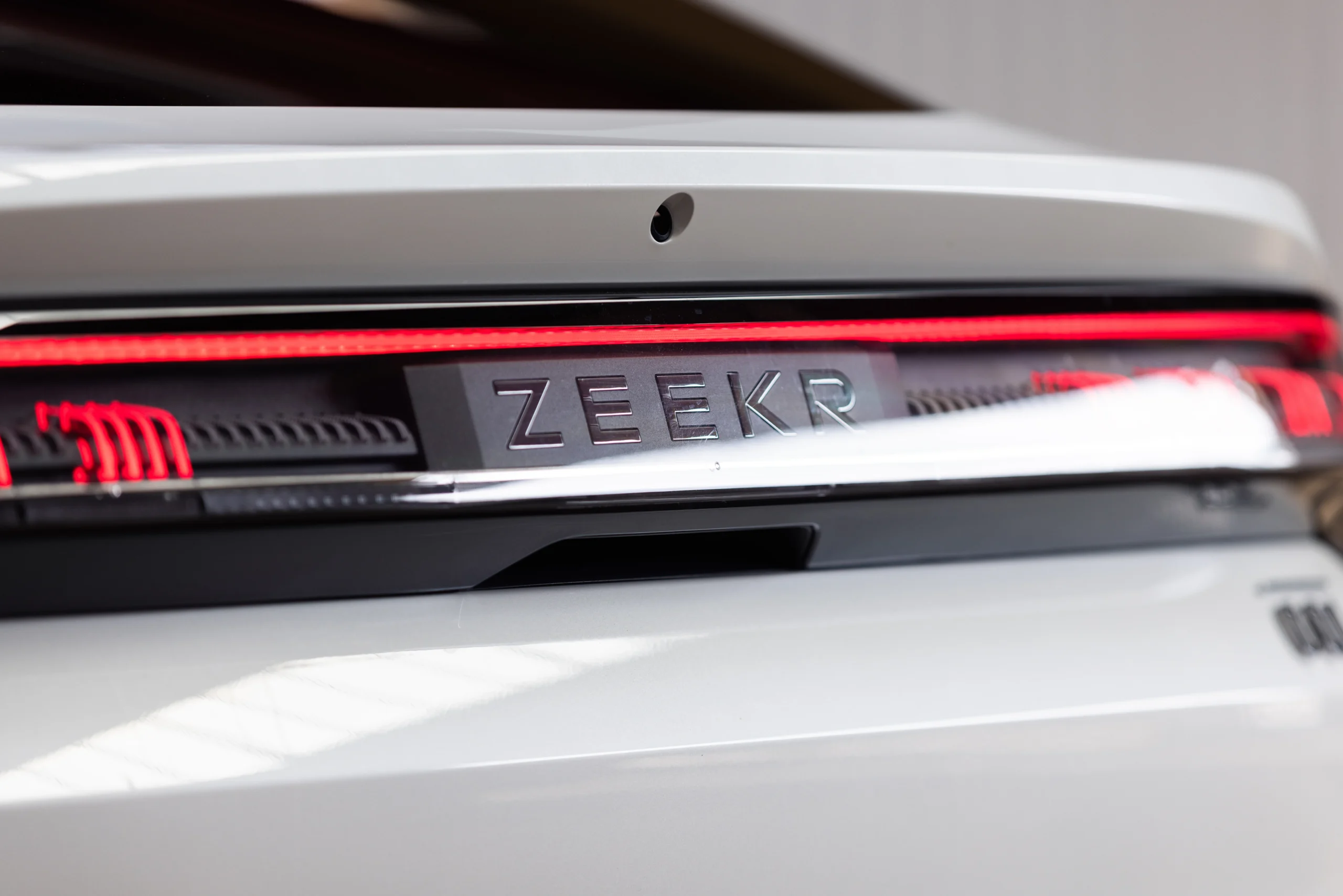 Zeekr en ExpoMotor: lujo eléctrico impulsa la recuperación de Cali 4 Zeekr en ExpoMotor: Emblema ZEEKR en la parte trasera de un vehículo.