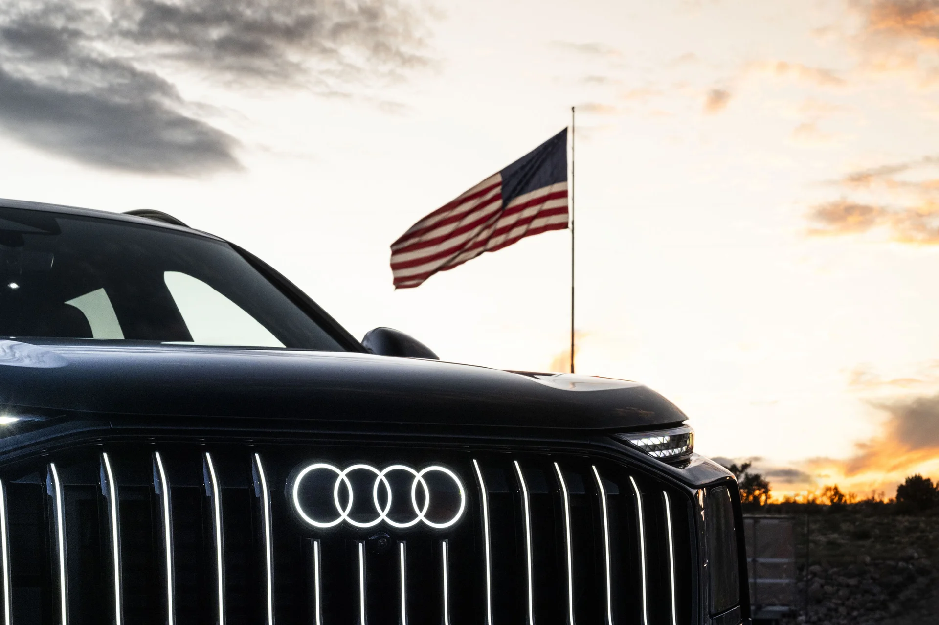 planta de producción Audi Georgia: Audi Georgia: Audi SUV con parrilla iluminada en planta Georgia