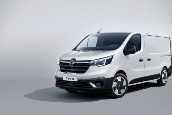 Furgón Renault Trafic frontal renovado con rines de diseño.