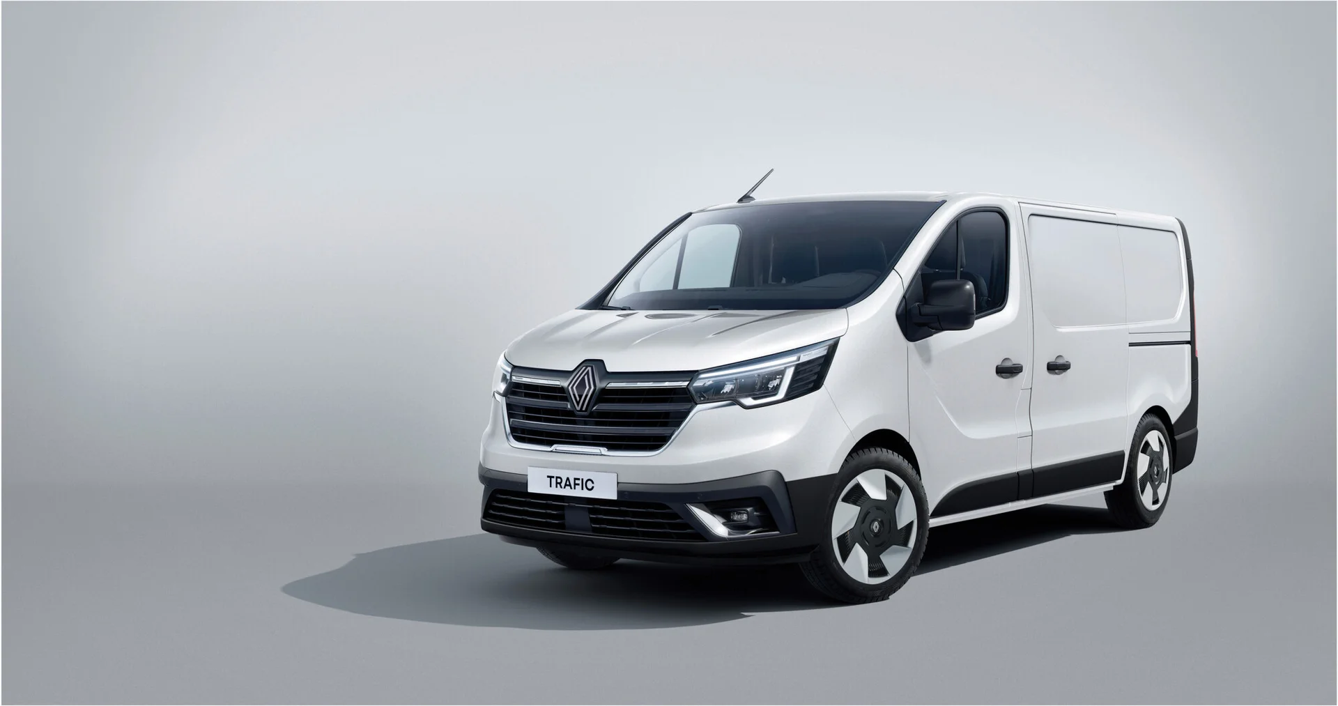Furgón Renault Trafic frontal renovado con rines de diseño.