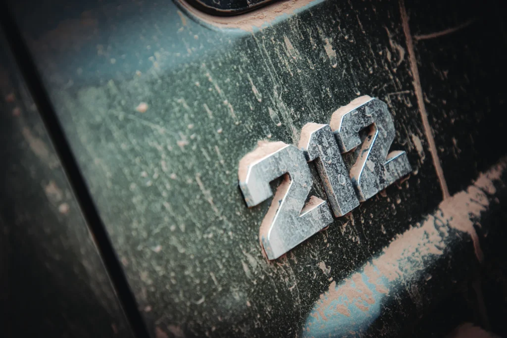 212 T01 Adventure: un todoterreno puro llega a Colombia con doble eje rígido 4 El emblema "212" emergiendo entre el barro, un detalle que evidencia su espíritu aventurero y aptitudes off-road.