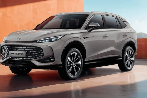 En ObservAuto, exploramos la MG HS Hybrid, una SUV que combina potencia de 221 HP y eficiencia con su motor 1.5 turbo y eléctrico. Descubre sus.
