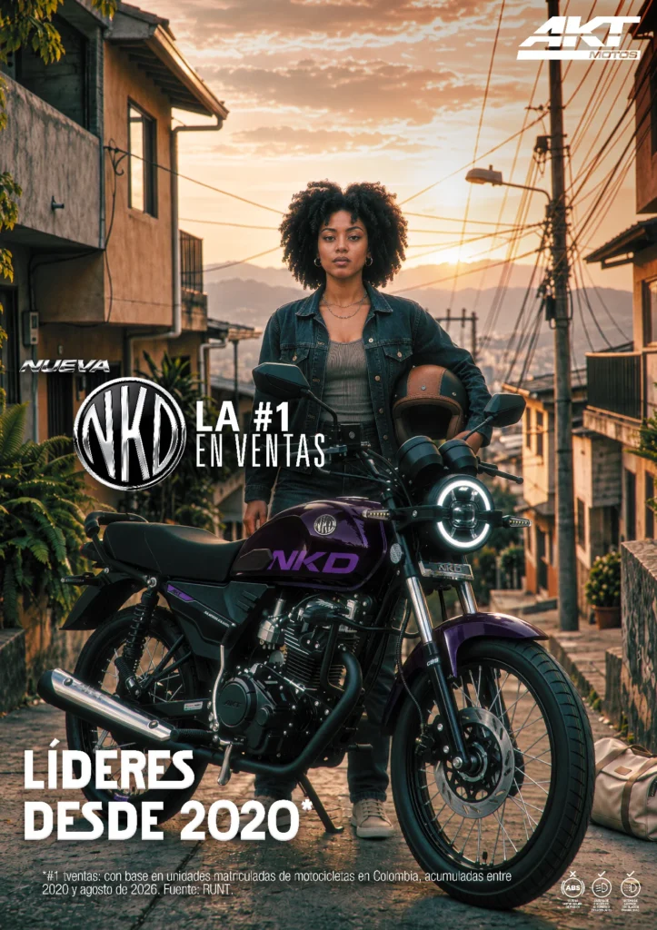 AKT NKD se renueva con mayor autonomía, iluminación LED y diseño modernizado 4 Mujer junto a motocicleta AKT NKD morada