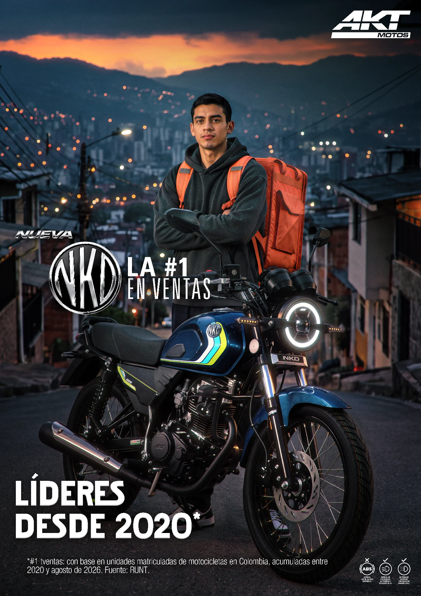 AKT NKD se renueva con mayor autonomía, iluminación LED y diseño modernizado 2 Hombre motociclista con AKT NKD iluminacion LED