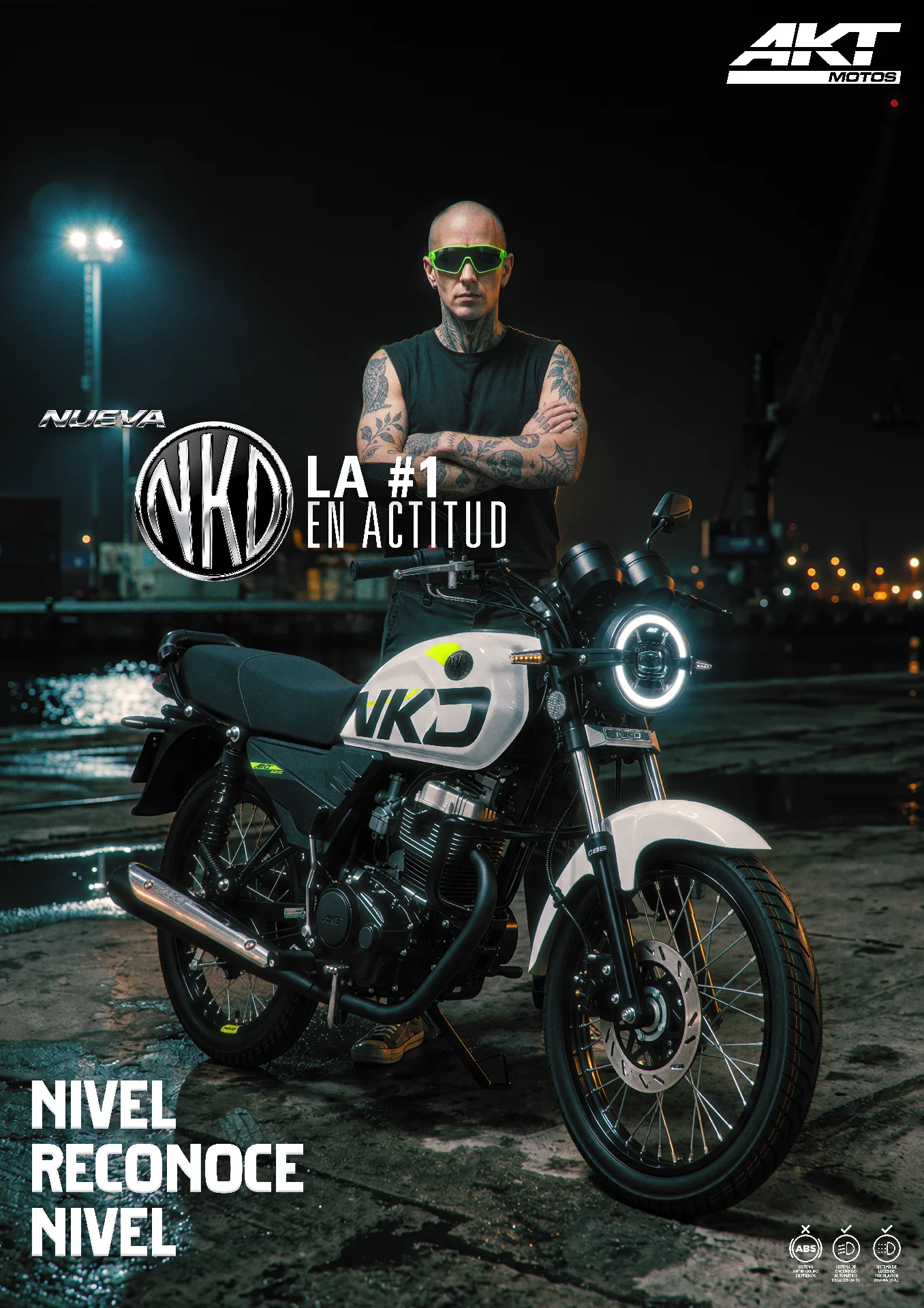 AKT NKD se renueva con mayor autonomía, iluminación LED y diseño modernizado 3 Hombre con tatuajes junto a motocicleta AKT NKD