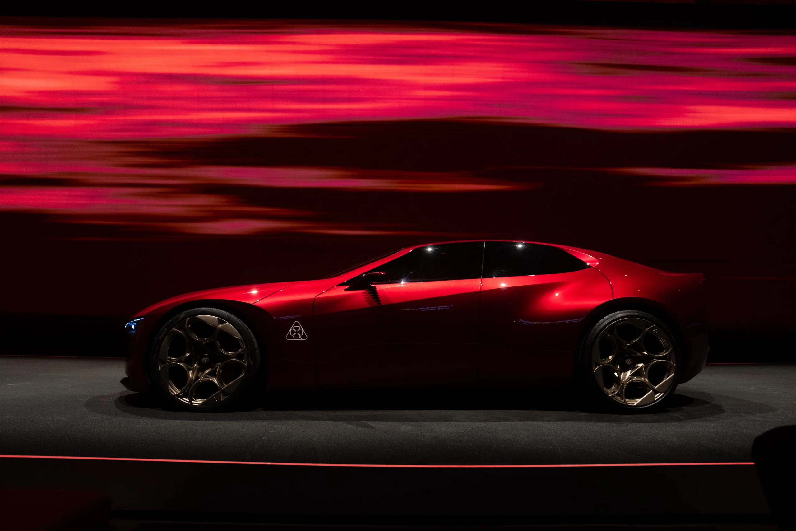 Vista lateral del Alfa Romeo Cuorerosso Concept.